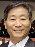 손익승(기업인/단하유통 대표이사)
나라셀라의 신임 대표이사 전무가 된 손익승 단하유통 대표이사는 1959년생이며 CJ CGV와 경동솔라를 거쳐 지난 2월부터 단하유통을 이끌어왔다.