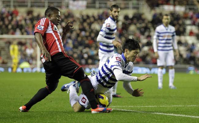 박지성(축구선수/퀸즈 파크 레인저스FC/MF)
Sunderland midfielder Stephane Sessegnon (left) vies with Queens Park Rangers midfielder Park Ji-sung during the English Premier League match in Sunderland, England, Tuesday.    AFP-Yonhap News
세로: Sunderland’s Irish midfielder James McClean (right) chases Queens Park Rangers’ midfielder Park Ji-sung (left) during the English Premier League football match between Sunderland and Queens Park Rangers at the Stadium of Light in Sunderland, England, Tuesday. AFP-Yonhap News