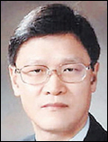 홍성칠(변호사)
이명박 대통령은 28일 공석중인 국가권익위원회 부위원장에 홍성칠 법무법인 로직 변호사를 선임했다. 홍 변호사는 1958년 경북 예천 출신으로 성균관대학을 나와 사시 30회로 법조계에 입문했으며, 경북 상주지원장을 지냈다. 국가권익위 부위원장은 10년 이상 법조경력을 자격요건으로 하고 있다.
