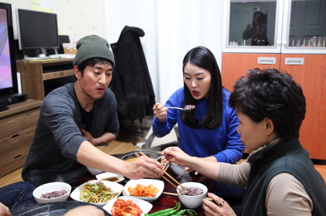 신현준(배우)
배우 신현준(44)이 KBS2 월화드라마 ‘울랄라부부’ 마지막회가 방송된 지난 27일 저녁 서울 마포구의 한 모녀의 집을 찾았다. ‘울랄라부부’ 제작발표회에서 시청률 1위 공약으로 내건 ‘일일 주부 이벤트’를 실천하기 위해서였다.