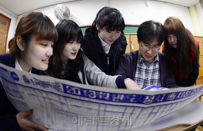 2013학년도 대학수학능력시험에 응시한 학생 62만1336명의 성적통지표가 28일 오전 일제히 배포된 가운데 성적표를 확인한 서울 풍문여고 학생들이 담임교사와 진학상담을 하고 있다. 언어.수리.외국어 영역에서 모두 만점을 받은 수험생은 인문계열 288명, 자연계열 104명으로 두 계열 모두 지난해보다 두 배 이상 증가한 것으로 나타났다. 박해묵 기자/mook@heraldm.com
2013학년도 대학수학능력시험에 응시한 학생 62만1336명의 성적통지표가 28일 오전 일제히 배포된 가운데 성적표를 확인한 서울 풍문여고 학생들이 담임교사와 진학상담을 하고 있다. 언어.수리.외국어 영역에서 모두 만점을 받은 수험생은 인문계열 288명, 자연계열 104명으로 두 계열 모두 지난해보다 두 배 이상 증가한 것으로 나타났다. 박해묵 기자/mook@heraldm.com
62만1336번의 ‘기대’ ‘궁금함’ ‘떨림’이 28일 오전 전국에 퍼졌다. 2013학년도 대학수학능력시험에 응시한 수험생들이 일제히 성적통지표를 받은 가운데, 서울 풍문여고 학생들이 진학담당 선생님과 배치표를 보고 지원 전략을 얘기하고 있다.  박해묵 기자/mook@heraldm.com
