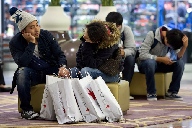 Shoppers take a break from shopping at the Westfield San Francisco Centre mall in San Francisco, California, Friday.   Bloomberg