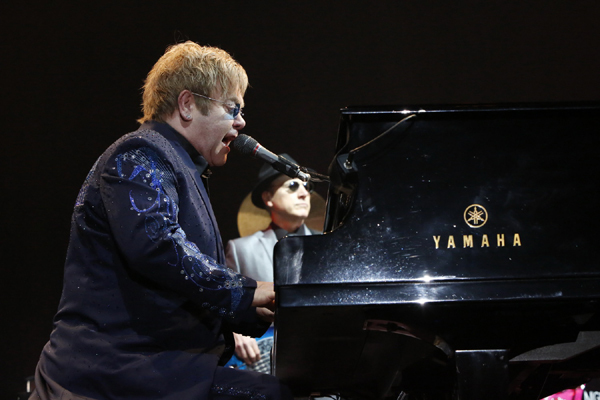 엘튼 존(Elton John/가수)
팝의 거장’이라는 찬사가 아깝지 않은 무대였다. 27일 오후 서울 올림픽공원 체조경기장에서 두 번째 내한공연을 펼친 영국의 팝스타 엘튼 존(Elton Johnㆍ65)은 1만 관객이 들어찬 공연장에서 화려한 피아노 연주 실력과 쩌렁쩌렁 울리는 목소리, 특유의 장난꾸러기 같은 미소까지 곁들이며 팬들의 기대를 충족시켰다.