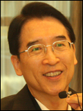 신창재(기업인/교보생명 회장)
신창재 대산문화재단이사장(교보생명 회장)은 “대산문화재단은 대산문학재단이었다”며, 그 자신은 문인도 문화전문가도 아니고 다만 공익재단 운영전문가로서 충실하고자 했다고 말했다.