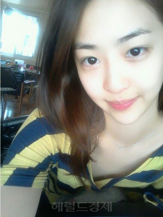 다솜(김다솜/가수/씨스타)
공개된 사진 속 다솜의 청초한 민낯이 눈길을 끈다. 똘망똘망 큰 눈에 굳게 다문 입술로 귀여운 매력을 더했다. 특히 민낯임에도 무결점 무굴욕으로 보는 이들을 감탄케 했다.