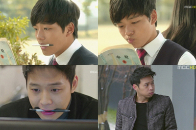 여진구(배우),박유천(배우)
배우 박유천과 여진구가 100% 싱크로율을 선보여 놀라움을 자아낸다.
지난 21일 방송된 MBC 수목드라마 ‘보고싶다’ 5회에서는 박유천은 14년 전 겁 많던 열다섯 소년에서 의협심 넘치는 강력계 형사로 완벽 변신했다