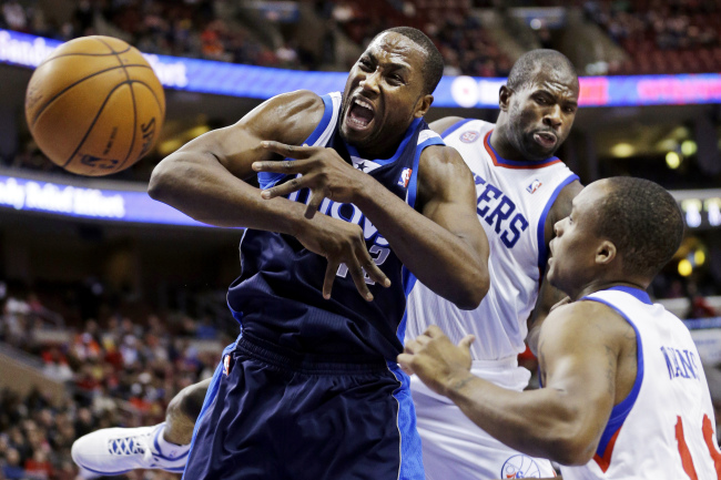 Dallas Mavericks’ Elton Brand (left) loses the ball as Philadelphia 76ers’ Jason Richardson (center) and Maalik Wayns defend in the first half of an NBA basketball game in Philadelphia on Tuesday.    AP-Yonhap News