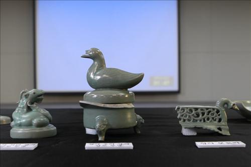 A rare find of celadon pieces from the Goryeo periodguns discovered in South Korea’s southern waters, along with stone bullets and guns from the 16th century. (Yonhap News)