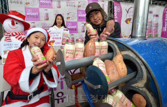 동아오츠카는 28일 서울 용산 아이파크몰 광장에서 군고구마를 통째로 갈아 넣은 '우리두유'를 선보이고 있다. 우리두유는 군고구마의 진한 맛을 느낄 수 있으며 탄수화물,지방,단백질, 무기질,비타민 5대영양소가 함유돼 아침식사 대용으로 안성맞춤이다.<br />김명섭 기자 msiron@
동아오츠카는 28일 서울 용산 아이파크몰 광장에서 군고구마를 통째로 갈아 넣은 '우리두유'를 선보이고 있다. 우리두유는 군고구마의 진한 맛을 느낄 수 있으며 탄수화물,지방,단백질, 무기질,비타민 5대영양소가 함유돼 아침식사 대용으로 안성맞춤이다.
김명섭 기자 msiron@