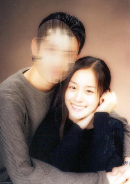 김태희(배우)
배우 김태희가 한 남성과 다정한 모습으로 찍한 남성과 다정하게 촬영한 과거 사진이 유출돼 네티즌들의 이목이 집중되고 있다.
최근 한 온라인 커뮤니티 게시판에는 김태희 데뷔전‘이라는 제목으로 김태희의 과거 모습이 담긴 사진 한 장이 게재됐다.