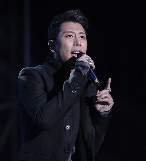박효신(가수)
박효신은 지난 27일 30억원의 채무를 이행하지 못하고 법원에 개인회생을 신청한 것을 두고 전소속사가 ‘기만행위’라는 입장을 발표하자 현소속사인 젤리피쉬 엔터테인먼트 측이 다시 공식입장을 발표했다.