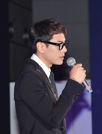 박효신(가수)
가수 박효신이 전소속사의 ‘주거지 불명’과 ‘회생신청’ 등에 대한 주장에 박박하고 나섰다. 박효신의 현재 소속사 젤리피쉬 엔터테인먼트 측은 11월 28일 오후 공식보도자료를 배포, 전소속사 ㈜인터스테이지 측의 주장에 대한 입장을 전했다.