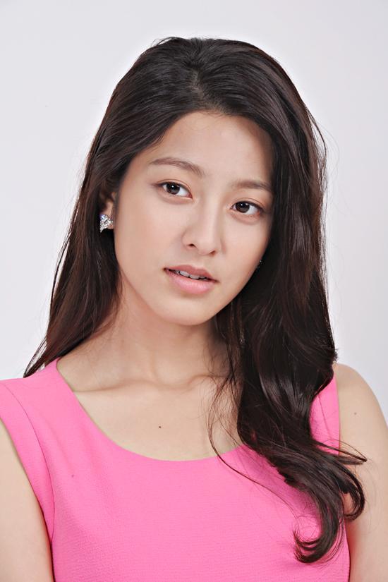 박세영(배우)
그는 이날 “송하경이라는 캐릭터가 ‘승리고 김태희’라고 불린다는 사실에 부담을 느끼고 감독님께 문의를 했었다. 결국 부담보다는 솔직하고 편안하게 임해야겠다고 다짐했다. 사실 송하경은 완벽해 보이는 인물이지만 허당 끼를 가진 인물이다”고 설명했다.