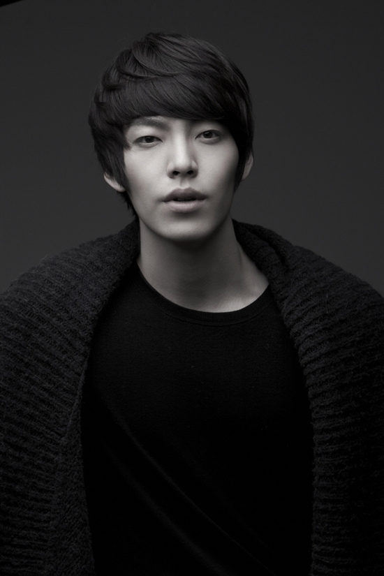 김우빈(김현중/배우/모델)
그는 이날 “싸움 잘하는 고등학생 역만 벌써 세 번째다. 이제는 착하고 바보같은 역할을 해보고 싶다. 이번 캐릭터는 ‘일진’의 끝판왕을 보여주게 될 것 같다. ‘경기도 일짱’이라는 타이틀이면 정말 엄청나지 않느냐”고 말했다.