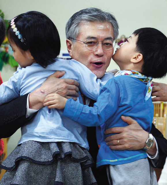 문재인(대통령후보/국회의원/민주통합당)
The knife-edge race for the presidency between Park Geun-hye and Moon Jae-in is becoming anachronistically ideological, as the two attack each other over failed dogmas and administrations of the past.