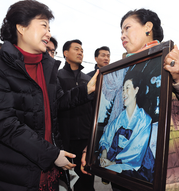 박근혜(대통령후보/국회의원/새누리당)
The knife-edge race for the presidency between Park Geun-hye and Moon Jae-in is becoming anachronistically ideological, as the two attack each other over failed dogmas and administrations of the past.