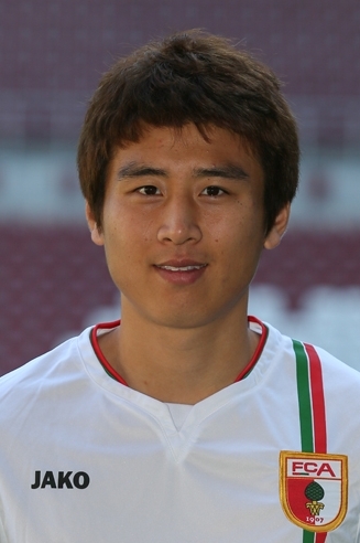 구자철(축구선수/FC 아우크스부르크/MF)
이 독일 프로축구 분데스리가에서 시즌 2호골을 터뜨렸다. 기분좋은 골세리머니는 싸이 ‘강남스타일’의 말춤이었다. 구자철은 29일(한국시간) 독일 슈투트가르트의 코틀립-다임러 슈타디온에서 열린 슈투트가르트와의 리그 14라운드 원정경기에서 0-1로 뒤진 전반 44분 동점골을 터뜨렸다.