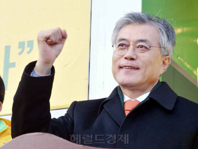 공식 선거운동 이틀째인 28일 민주통합당 문재인 대선후보가 충남 당진 구터미널 로타리에서 연설하고 있다. 박현구 기자phko@heraldcorp.com