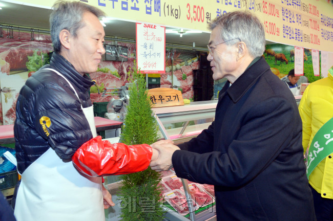 공식 선거운동 이틀째인 28일 민주통합당 문재인 대선후보가 충남ㄹ 당진시장을 방문해 지지를 호소하고 있다. 박현구 기자phko@heraldcorp.com
공식 선거운동 이틀째인 28일 민주통합당 문재인 대선후보가 충남ㄹ 당진시장을 방문해 지지를 호소하고 있다. 박현구 기자phko@heraldcorp.com
공식 선거운동 이틀째인 28일 민주통합당 문재인 대선후보가 충남ㄹ 당진시장을 방문해 지지를 호소하고 있다. 박현구 기자phko@heraldcorp.com