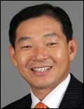 이해준(언론인)
포르투갈 제2의 도시, 16세기 ’대항해 시대’ 이후 전성기를 누렸던 항구도시 포르투는 와인으로 유명한데, 이곳의 명소 가운데 하나가 렐로(Lello) 서점이다. 1869년 설립된 후 몇 세대에 걸쳐 소유권이 이전됐지만, 지금도 유명서점으로 자리잡고 있다. 포르투 시내를 조망할 수 있는 클레리구스 타워와 가까이 있어 이곳 여행의 필수코스다.