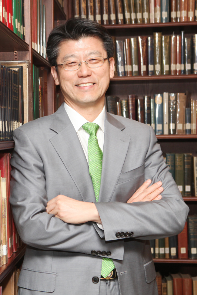 정윤수(교수)
“우리사회가 한단계 더 발전하기 위해서는 도전과제로 떠오른 위기관리 능력을 높여야합니다. 차기 정부는 위기상황 관리와 대응을 중요한 정책과제로 다뤄야 합니다”
정부업무평가위원회 민간위원장을 맡고 있는 정윤수(56) 명지대 행정학과 교수는 불확실성 시대의 위기관리와 대응이 정부의 중요한 역할이라고 강조했다. 정 위원장은 최근 40개 중앙행정기관을 대상으로 실시한 2012년 정부업무평가를 총괄하는 사령탑 역할을 맡아 수행했다.