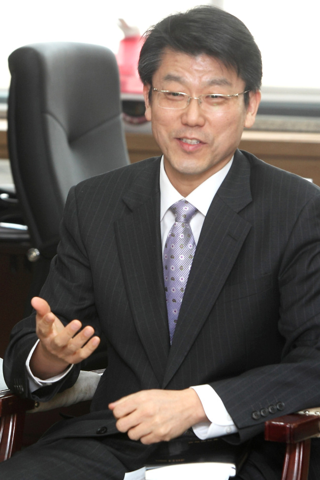 정윤수(교수)
“우리사회가 한단계 더 발전하기 위해서는 도전과제로 떠오른 위기관리 능력을 높여야합니다. 차기 정부는 위기상황 관리와 대응을 중요한 정책과제로 다뤄야 합니다”
정부업무평가위원회 민간위원장을 맡고 있는 정윤수(56) 명지대 행정학과 교수는 불확실성 시대의 위기관리와 대응이 정부의 중요한 역할이라고 강조했다. 정 위원장은 최근 40개 중앙행정기관을 대상으로 실시한 2012년 정부업무평가를 총괄하는 사령탑 역할을 맡아 수행했다.