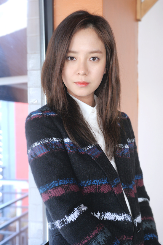 송지효(배우)
배우 송지효가 오랜만에 관객들을 찾았다. 그동안 주로 브라운관이나 SBS 예능 프로그램 ‘런닝맨’을 통해 모습을 비췄던 그가 ‘쌍화점’ 이후 주연작을 들고 스크린에 등장한 것은 4년 만이다.