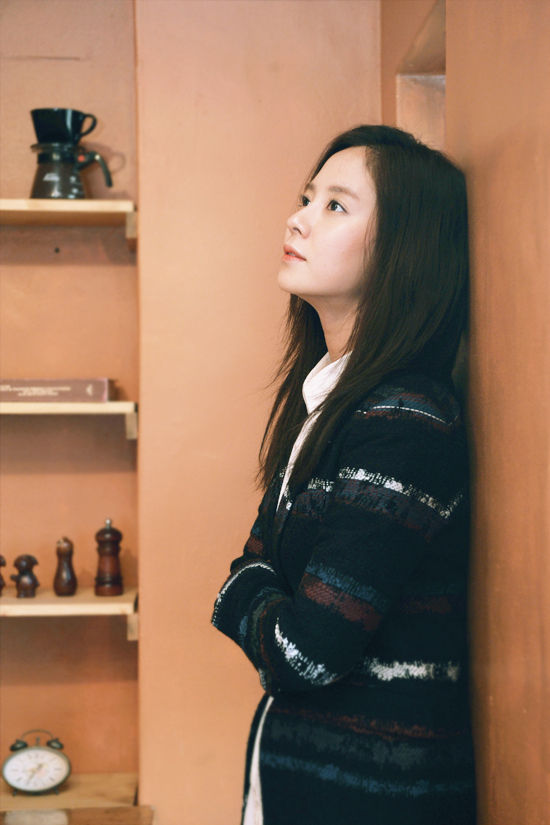 송지효(배우)
배우 송지효가 오랜만에 관객들을 찾았다. 그동안 주로 브라운관이나 SBS 예능 프로그램 ‘런닝맨’을 통해 모습을 비췄던 그가 ‘쌍화점’ 이후 주연작을 들고 스크린에 등장한 것은 4년 만이다.
