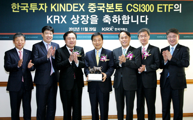 류성곤(왼쪽부터) 한국거래소 유가증권시장본부장보, 김현전 한국투자신탁운용 전무, 김진규 한국거래소 유가증권시장본부장, 정찬형 한국투자신탁운용 대표이사, 임춘수 한국투자증권 GIS그룹 부사장, 마득락 대우증권 상무, 조재두 한국거래소 유가증권시장본부장보가 상장을 축하하고 있다.