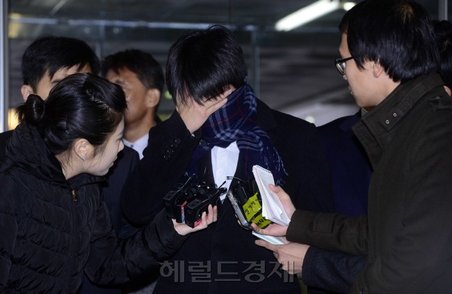 성추문으로 충격을 준 전재몽 검사가 영장실질검사를 받기 위해 9일 오전 서울지방법원으로 출두하고 있다. 전 검사는 목도리와 손으로 얼굴을 가린 채 법정으로 들어섰다. 박해묵 기자/mook@heraldcorp.com
성추문으로 충격을 준 전재몽 검사가 영장실질검사를 받기 위해 9일 오전 서울지방법원으로 출두하고 있다. 전 검사는 목도리와 손으로 얼굴을 가린 채 법정으로 들어섰다. 박해묵 기자/mook@heraldcorp.com