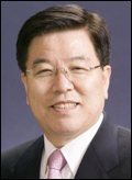 김광림(기업인/한국발명진흥회 회장)
애플이 삼성전자와의 스마트폰 ‘특허소송전’에서 특허권을 주장해온 ‘모서리가 둥근 사각형 디자인’과 관련해 중복되는 두 개의 특허 중 한 특허에 대해 ‘권리포기’를 선언했다. 이에 따라 해당 특허권에 대해 삼성전자가 애플에 줘야 할 배상액이 애초의 1조 2000억원(10억 5185만 달러)에 훨씬 못 미치는 금액으로 떨어질 전망이다.