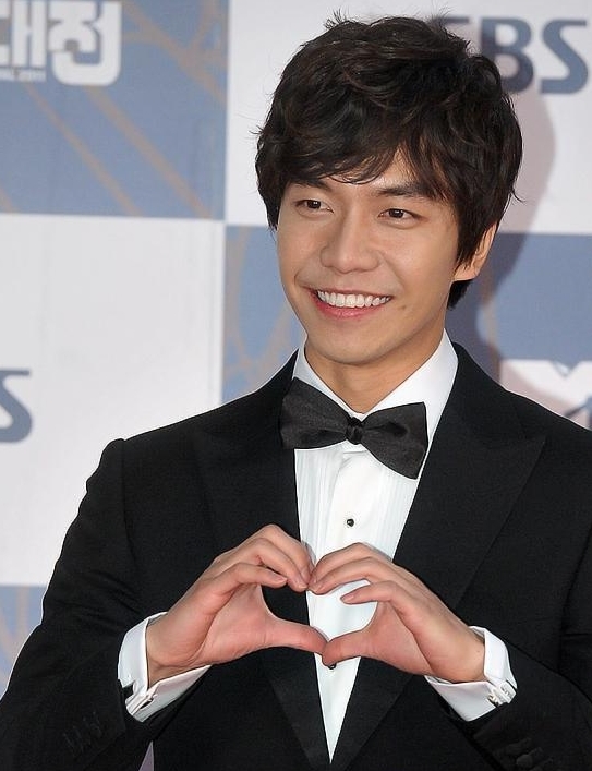 이승기(가수/배우)
가수 이승기가 케이블채널 Mnet ‘슈퍼스타K4’ 우승자 로이킴을 누르고 다운로드 차트 정상에 올랐다.
11월 29일 공인음악차트인 가온차트가 발표한 12월1주차 주간 다운로드 차트에 따르면 이승기의 새앨범 ‘숲’의 타이틀곡 ‘되돌리다’는 42만958건의 다운건수를 기록하며 1위를 차지했다.