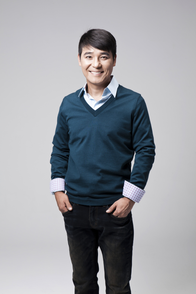 임창정(배우/가수)
그 수많은 능력 중에 왜 그는 벽을 통과하는 능력을 가지게 됐을까. 뮤지컬 ‘벽을 뚫는 남자’의 주인공 듀티율은 영화에 나오는 슈퍼맨처럼 하늘을 날고 스파이더맨처럼 거미줄을 던지거나 소머즈처럼 뛰어난 청각을 가졌거나 판타스틱 4처럼 몸에서 불이 나오는 것도 아니고 그저 벽을 통과하는 능력을 지녔다. 정말 소박(?)하다.
