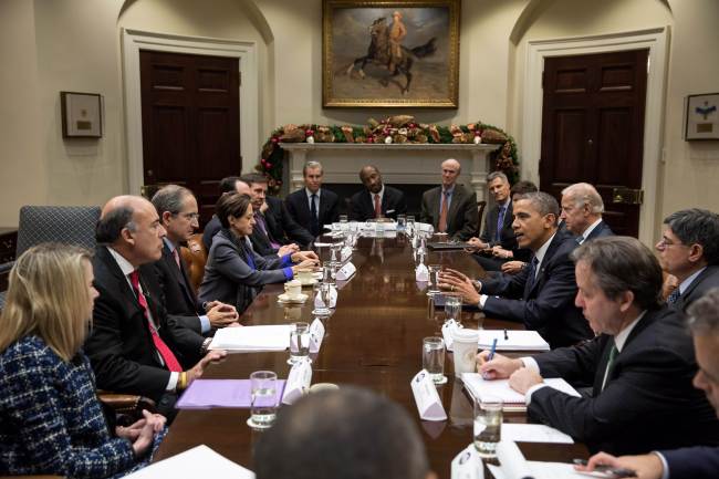 U.S. President Barack Obama and Vice President Joe Biden meet with business leaders to discuss the actions needed to keep the economy growing and find a balanced approach to reduce the deficit, in the Roosevelt Room of the White House on Wednesday.   AFP-Yonhap News