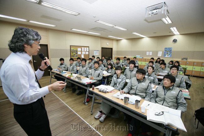 High school graduates, who were recruited to DSME’s corporate university last year, listen to a lecture organized by DSME Heavy Industries Academy.    DSME