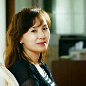 공지영(소설가)
'도가니 작가’ 공지영 씨가 내달 1일부터 ‘정권교체’를 기원하는 단식기도에 들어간다. 문재인 민주통합당 대선후보 캠프의 안도현 공동선대위원장은 29일 브리핑을 갖고 “공씨가 문재인 후보의 당선과 성공적인 정권교체를 위해서 12월 1일부터 12일 동안 단식기도에 들어간다”고 밝혔다.