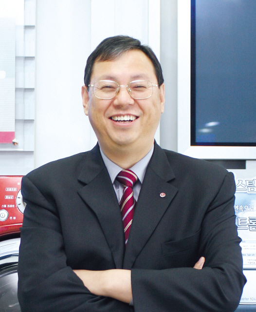 조성진(기업인/LG전자 사장)
공고 출신이다. 졸업 후 모두가 기피하던 세탁기 설계자를 자원했다. 국내 세탁기 보급률이 1%를 밑돌던 때였다. 처음엔 일본 기술 베끼기에 바빴다. 세탁기연구실장으로 일하며 ‘탈(脫) 일본’에 성공했다. 그렇게 35년간 세탁기에 미쳐 살았고 새로운 고졸 신화를 썼다.