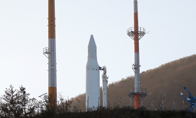 The Korea Space Launch Vehicle stands on its launch pad at Naro Space Center, Goheung, South Jeolla Province, Thursday, after authorities cancelled the launch, citing technical problems. (Yonhap News)