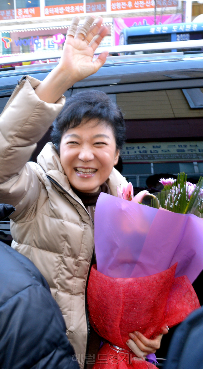 박근혜 새누리당 대선후보가 29일 오후  인천시 검단사거리에서 유세차에 올라 지지를 호소하고 있다. 박 후보는 공식선거운동 사흘째인 이날 서울서부권과 경기도 김포시, 인천시를 방문해 수도권 유권자들과의 소통 행보를 이어간다. 박현구 기자phko@heraldcorp.com
박근혜 새누리당 대선후보가 29일 오후  인천시 검단사거리에서 유세차에 올라 지지를 호소하고 있다. 박 후보는 공식선거운동 사흘째인 이날 서울서부권과 경기도 김포시, 인천시를 방문해 수도권 유권자들과의 소통 행보를 이어간다. 박현구 기자phko@heraldcorp.com
박근혜 새누리당 대선후보가 29일 오후  인천시 검단사거리에서 유세차에 올라 지지를 호소하고 있다. 박 후보는 공식선거운동 사흘째인 이날 서울서부권과 경기도 김포시, 인천시를 방문해 수도권 유권자들과의 소통 행보를 이어간다. 박현구 기자phko@heraldcorp.com