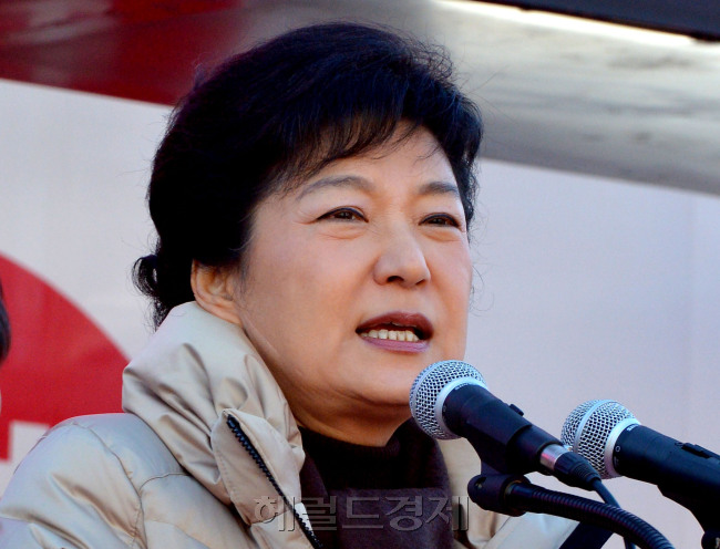 박근혜 새누리당 대선후보가 29일 오후 경기도 김포시 사우동 사우문화체육광장에서 유세차에 올라 지지를 호소하고 있다. 박 후보는 공식선거운동 사흘째인 이날 서울서부권과 경기도 김포시, 인천시를 방문해 수도권 유권자들과의 소통 행보를 이어간다. 박현구 기자phko@heraldcorp.com