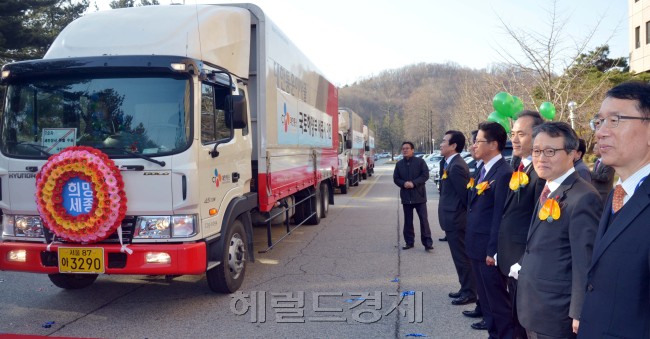 국토해양부는 30일 오전 과천 정부청사 국토해양부앞에서 세종시 청사 이전 첫 차량 환송식을 갖고 권도엽 장관등 직원들이 차량을 환송하고 있다.<br />김명섭 기자 msiron@heraldcorp.com
국토해양부는 30일 오전 과천 정부청사 국토해양부앞에서 세종시 청사 이전 첫 차량 환송식을 갖고 권도엽 장관등 직원들이 차량을 환송하고 있다.
김명섭 기자 msiron@heraldcorp.com
국토해양부는 30일 오전 과천정부청사에서 세종시 청사 이전 첫 차량 환송식을 갖고 ‘아듀 과천청사’ 행사를 가졌다. 국토부는 과천청사에서 세종시로 이전하는 첫 부처다. 권도엽(오른쪽 두 번째) 장관 등 직원들이 차량을 환송하고 있다. 김명섭 기자/msiron@heraldcorp.com