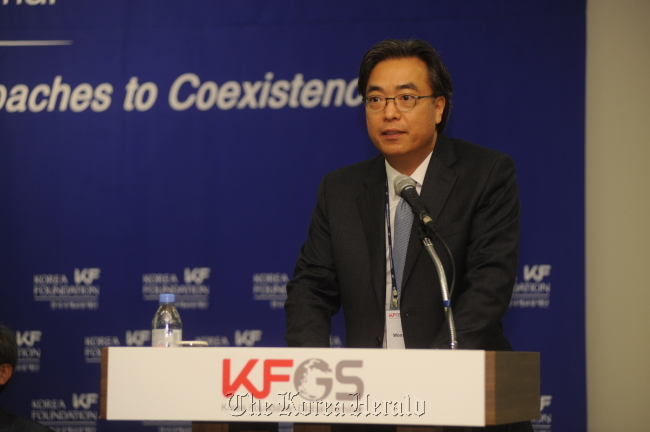 Kim Woo-sang, president of the Korea Foundation, delivers opening remarks at the state-run organization’s international conference on multiculturalism on Friday in Seoul.   KF