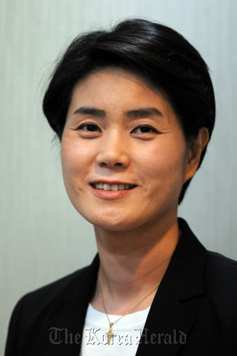 이수영(기업인/코오롱워터앤에너지 공동CEO)
Kolon Group, the nation’s 30th-largest conglomerate, appointed its first female chief executive officer when it carried out a major reshuffle of executives of its affiliates on Friday.
Lee Soo-young