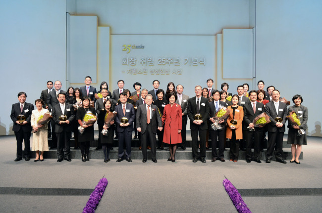 Samsung Electronics chairman Lee Kun-hee (seventh from left, front row) and his wife Hong Ra-hee (eighth from left, front row) pose with winners of the annual Samsung Award of Honor during the ceremony at the Hoam Art Hall in downtown Seoul on Friday. The winners included Qualcomm CEO Paul Jacobs (ninth from left, front row).  Samsung Group