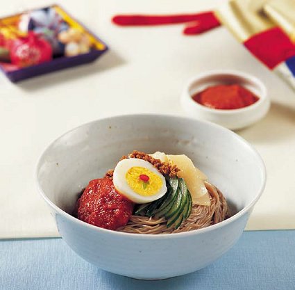 Bibim-naengmyeon (Institute of Traditional Korean Food)
