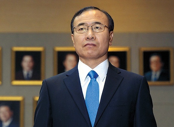 한상대(검찰총장)
Prosecutor-General Han Sang-dae quit his job on Friday amid an internal turmoil at the powerful investigative body over reform directions.
“I am resigning today as the prosecutor general,” Han said at a press conference at the Supreme Prosecutors’ Office in Seoul. “I bid farewell now, leaving the reform of the prosecution and all other pending tasks to whoever succeeds me.”