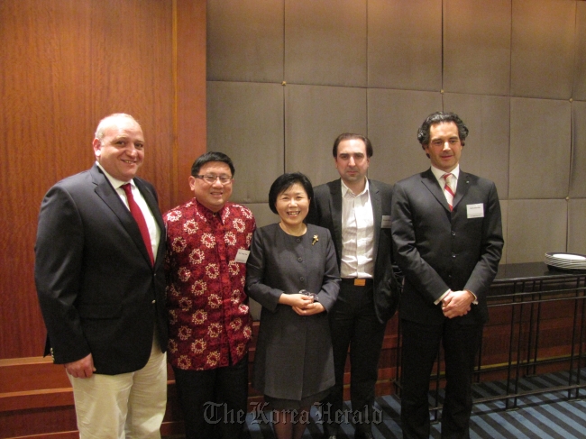 Some of the winners of Corea Image Communication Institute’s CQ Awards pose for a group photo at the Grand InterContinental Seoul Parnas Hotel in Seoul on Tuesday. From left are: Jordanian Ambassador Omar Nahar; Singaporean Ambassador Peter Tan; CICI President Choi Jung-wha; Vincent Bernard, general manager of Christian Dior Korea; and Joris Dierckx, chief country officer of BNP Paribas Seoul.   Philip Iglauer