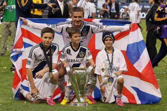 David Beckham poses with his sons after the Galaxy defeat the Houston Dynamo 3-1 to win the 2012 MLS Cup at The Home Depot Center in Carson, California, Saturday.    AFP-Yonhap News