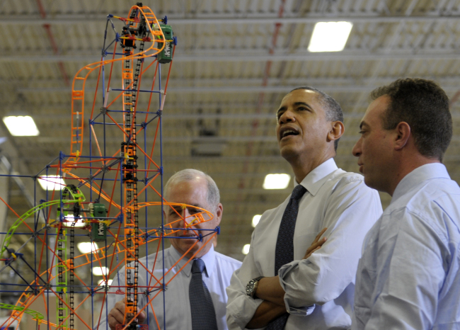 President Barack Obama looks over a rollercoaster with K’NEX Inventor Joel Glickman (left) and Rodon Group President and Chief Executive Officer Michael Araten (right), during a tour of the company in Hatfield, Pennsylvania on Friday.   AP-Yonhap News