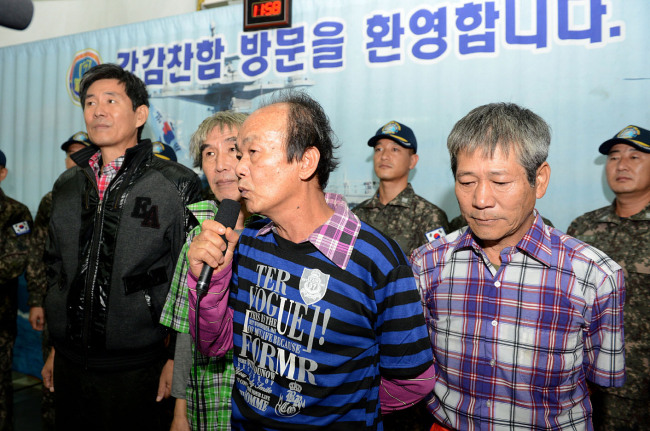 One of four Korean sailors of MT Gemini, freed by Somali pirates Saturday, speaks at a brief welcoming session held on a South Korean navy vessel that operates in Somali waters.  Yonhap News